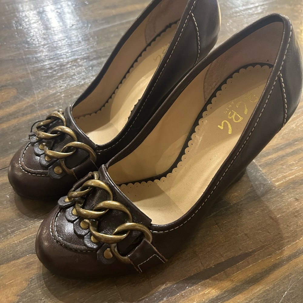 BCBG Paris Chocolate Brown Chain Y2K Wedge Fairy